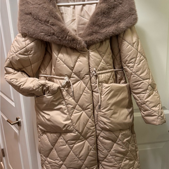 Stylish Quilted Tan Coat with Faux Fur Collar - Picture 3 of 4